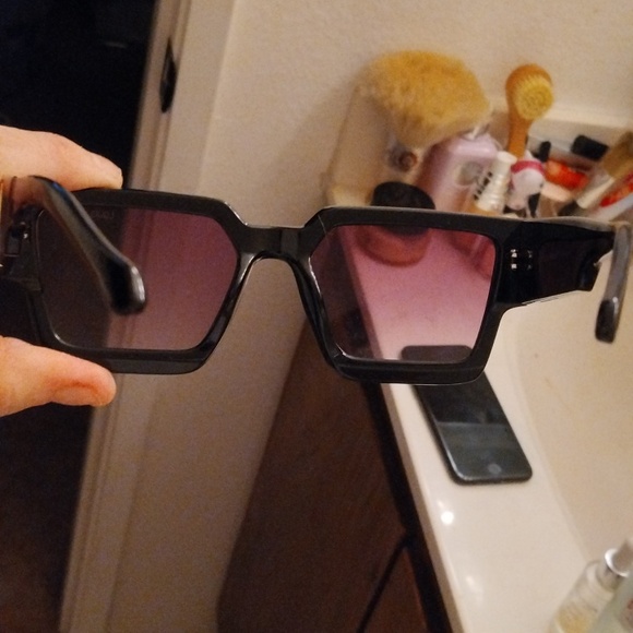 Authentic without tag attached new unisex Louis Vuitton sunglasses sunglasses. - Picture 3 of 6